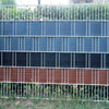 Beispielzaun mit eingeflochtenen Polyrattan Sichtschutzstreifen von Workinghouse in verschiedenen Farben